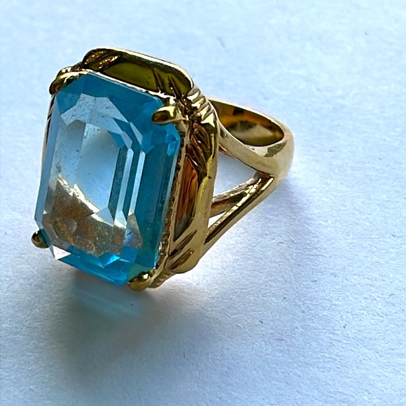 Cocktail Ring Bold Yellow Gold Plated Blue Glass Stone Size 7 Ring - Picture 2 of 6